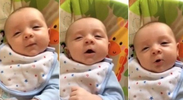 Dice "ciao" alla mamma a sole 7 settimane: il video del neonato commuove il web