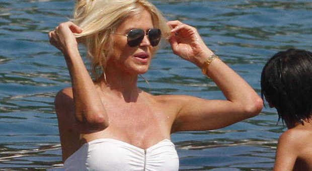 Victoria Silvstedt hot in spiaggia: bikini bianco a Saint Tropez