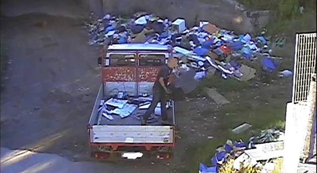 Incivili alla gogna sui social, il Comune pubblica le foto di chi getta i rifiuti in strada