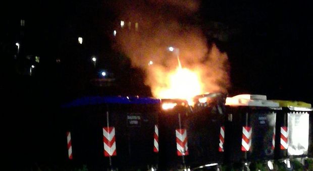 Cassonetti dati alle fiamme, nuovo raid vandalico a Ferentino