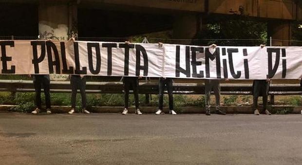 Striscione contro la proprietà: «Baldini e Pallotta nemici di Roma»