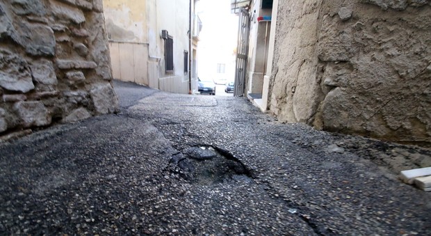 Paura in strada a Benevento esplodono due bombe carta