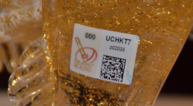 Vetro di Murano: marchio contraffatto sui prodotti esposti al Salone Interazionale dell'Arredobagno di Cersaie