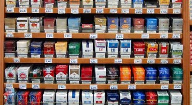 Coronavirus Campania, finge di comprare sigarette per parlare col tabaccaio: multa