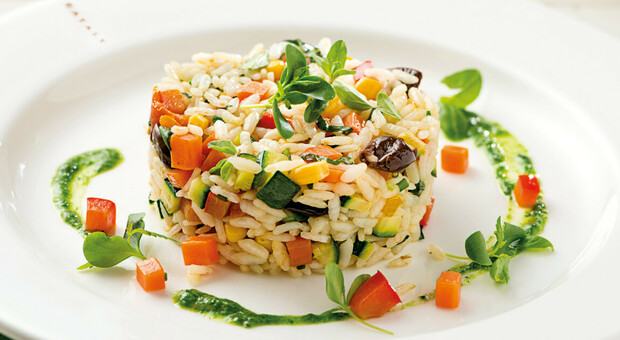 Dieta, in forma con l'insalata di riso: la ricetta perfetta per l'estate approvata dai nutrizionisti