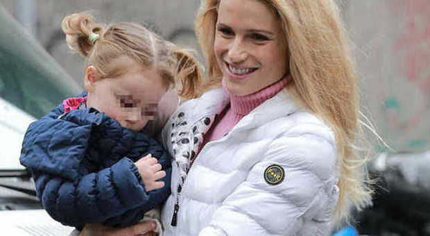 Michelle Hunziker Mamma A Tempo Pieno: Passeggiata Con La Piccola Sole-Foto