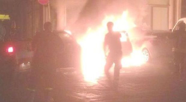 Incendia l'auto della moglie e della suocera ma si ustiona: denunciato un 43enne di Grottaglie