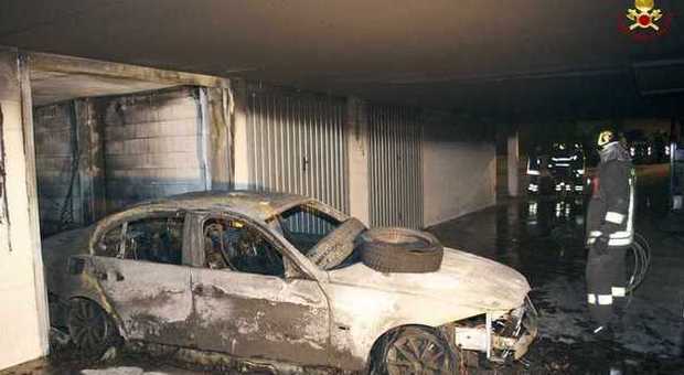 Perugia, incendio in un condomimio: garage e auto distrutti, indagini in corso