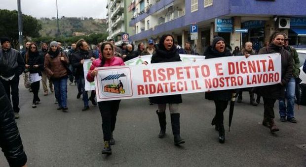 Napoli, mercato di Fuorigrotta nel caos: la protesta dei lavoratori | Video