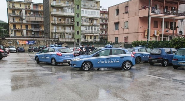 Napoli, la camorra spara ancora: agguato a Pianura, 29enne ferito sotto casa dai killer
