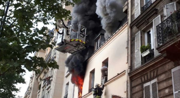 Palazzo a fuoco a Parigi, un morto: "Fiamme di rara violenza"