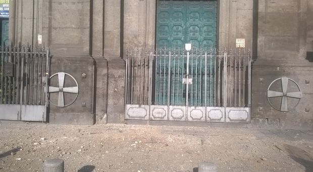Napoli, pioggia di calcinacci a piazza Dante: perde pezzi la chiesa di San Domenico Soriano