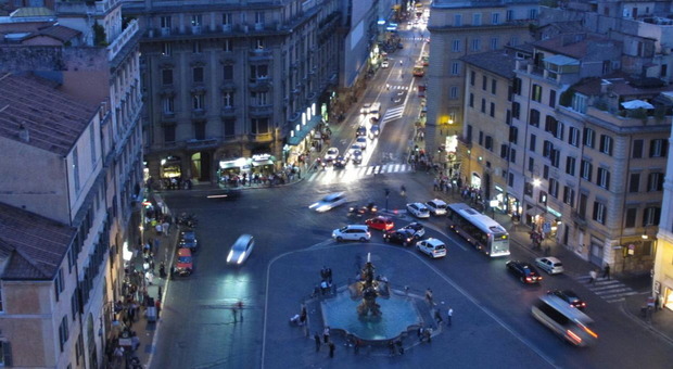 Roma, sparatoria nella notte in piazza Barberini: è caccia all'uomo con la pistola