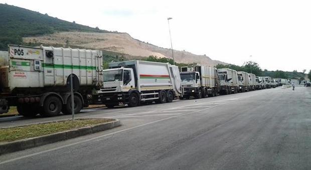 Emergenza rifiuti, la protesta di 59 sindaci del Napoletano: «Disagi allo Stir di Tufino, colonne di camion in fila»