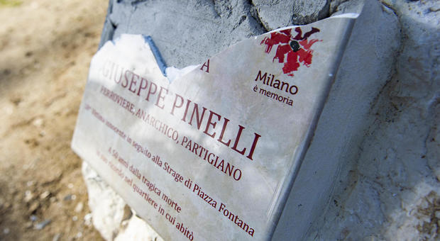 Giuseppe Pinelli, distrutta la targa commemorativa a Milano. Sala: «Ne metteremo una nuova»