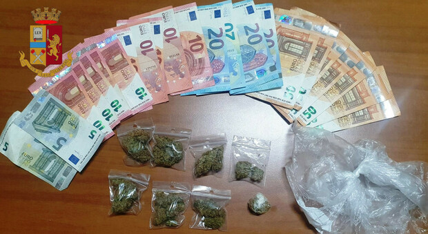 Napoli, 540 euro e 8 involucri di marijuana: arrestato spacciatore 28enne