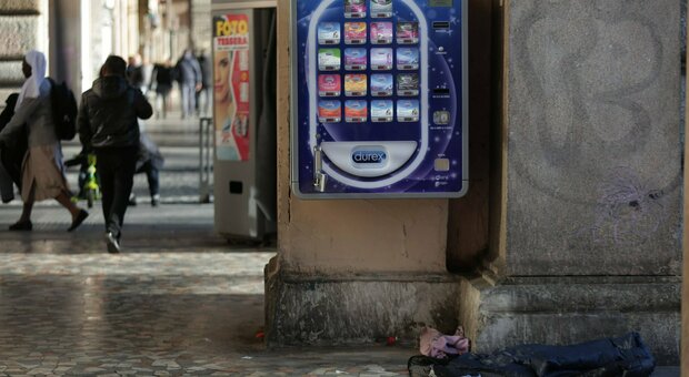 Roma, «io aggredita a piazza Vittorio da due uomini mascherati: spinta al muro e minacciata per un cellulare»