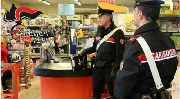 Cinque giovani ladre sorprese a rubare alcolici e profumi nei supermercati: denunciate dai carabinieri del Fermano