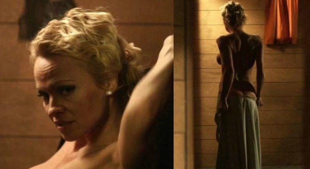 Pamela Anderson completamente nuda a 49 anni: lato b in vista e stivaloni