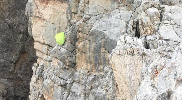 Incidente montagna, col parapendio appeso alla parete: sospeso nel vuoto a 2.500 metri