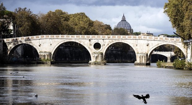 Roma, prova il suicidio nel Tevere: salvata da un carabiniere in canoa
