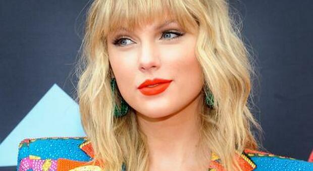 Taylor Swift dona 30mila dollari a una ragazza per pagarsi gli studi. «Ha realizzato il mio sogno»