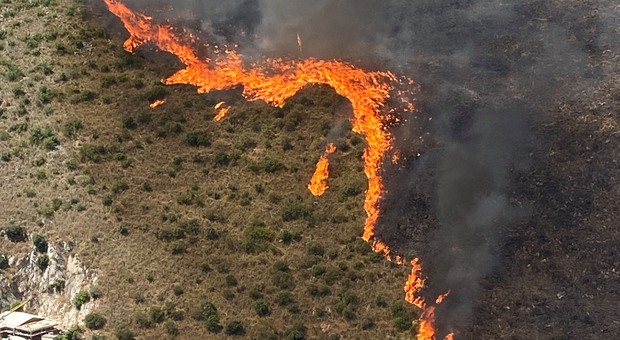 Il vasto incendio divampato ieri a Fara Sabina nel Reatino