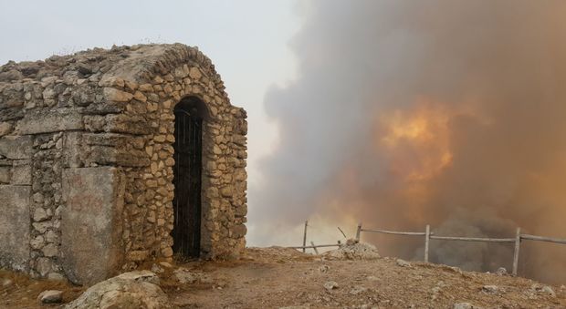 Il forte vento rialimente l'incendio del Morrone FOTO E VIDEO ESCLUSIVI dall'eremo celestiniano