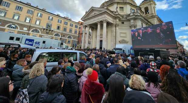 I funerali di Costanzo, una folla di romani per l'ultimo saluto a re dei talk: «Era uno di famiglia per tutti»