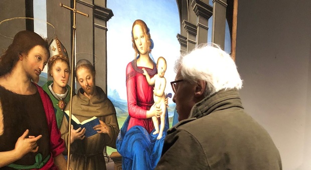 Blitz notturno di Vittorio Sgarbi a Fano: «Nella notte tutta la luce del Perugino»