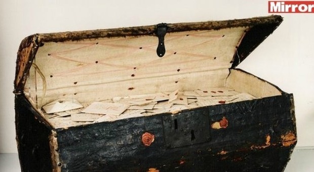 Trovato uno scrigno vecchio di oltre 300 anni: ecco cosa c'era nascosto al suo interno -GUARDA