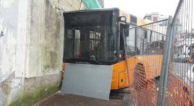 Choc al Vomero: autobus si schianta contro la Certosa di San Martino