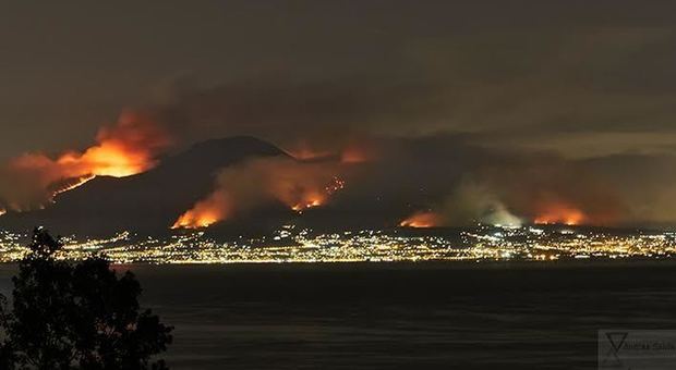 Capri: vista del Vesuvio in fiamme