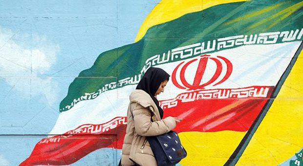 Iran, Khamenei replica a Trump: "Ragiona prima di twittare"