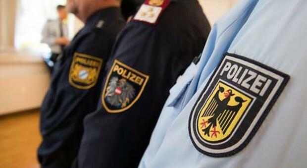Poliziotti inneggiano a Hitler in una chat "segreta": 29 agenti sospesi in Germania