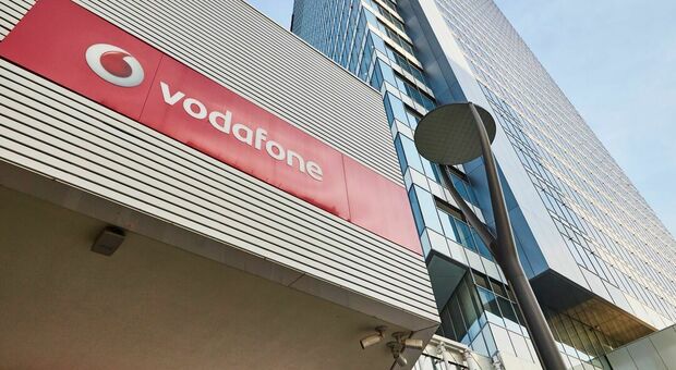 Swisscom acquista il 100% di Vodafone Italia per 8 miliardi, poi la fusione con Fastweb