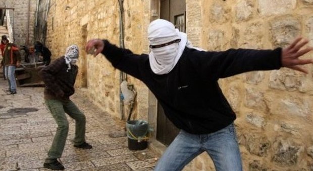 Tenta di accoltellare poliziotti israeliani: palestinese ucciso