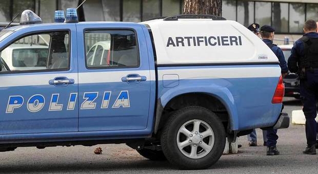 Choc a Roma, esplosi tre pacchi bomba: al centro di smistamento di Fiumicino e in due abitazioni. Tre feriti