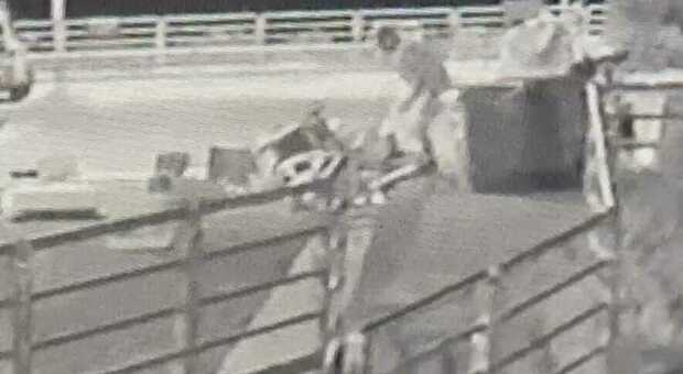 Il 52enne mentre rovescia cassonetti in via Matteotti