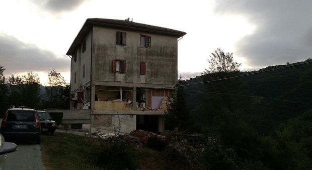 Una casa lesionata a Pescara di Arquata