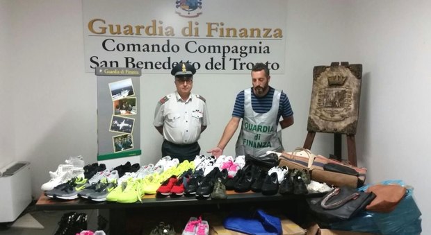San Benedetto, centinaia di scarpe e vestiti contraffatti: due denunciati