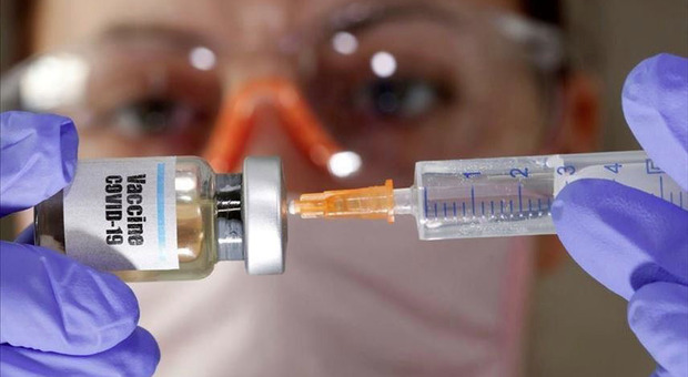 Vaccino AstraZeneca agli over 65: la Regione ridisegna il piano