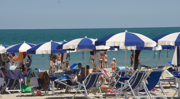 Gli ombrelloni sulla spiaggia civitanovese