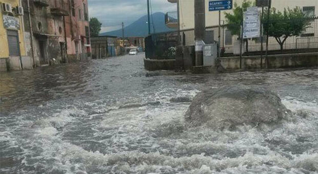 Lavori a Foce Sarno, l'acqua finisce in un palazzo: 8 famiglie evacuate a Torre del Greco