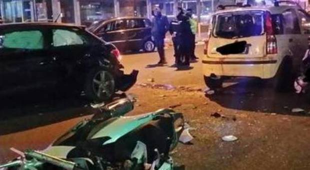 Scooter contro auto: quattro ragazzi feriti, uno muore. Tragico incidente a Fuorigrotta