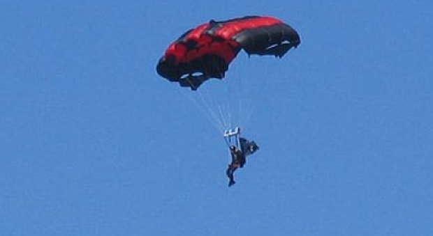 Salvataggio in extremis per un paracadutista sul campo di Fano