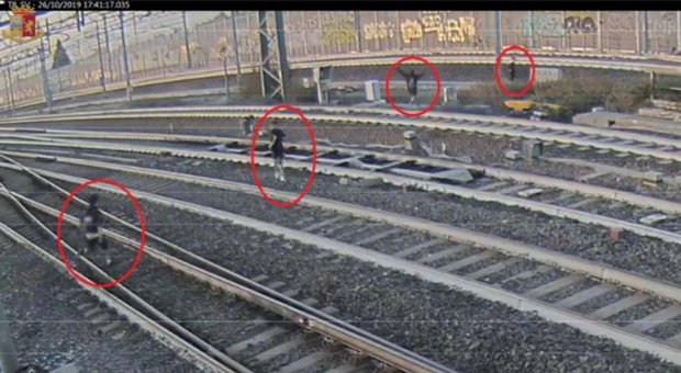 Bologna: ragazzini sfidano sui binari il treno ad alta velocità. Il macchinista ferma il convoglio e ne blocca uno