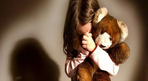 Violenza sessuale sulla figlia di sei anni: arrestata la mamma, era complice del papà