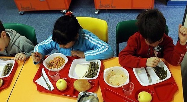 "Vermi nei pasti dei bambini alle elementari". Nuovo incubo mense