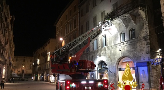 Perugia, cadono calcinacci da un terrazzo: allerta in corso Vannucci